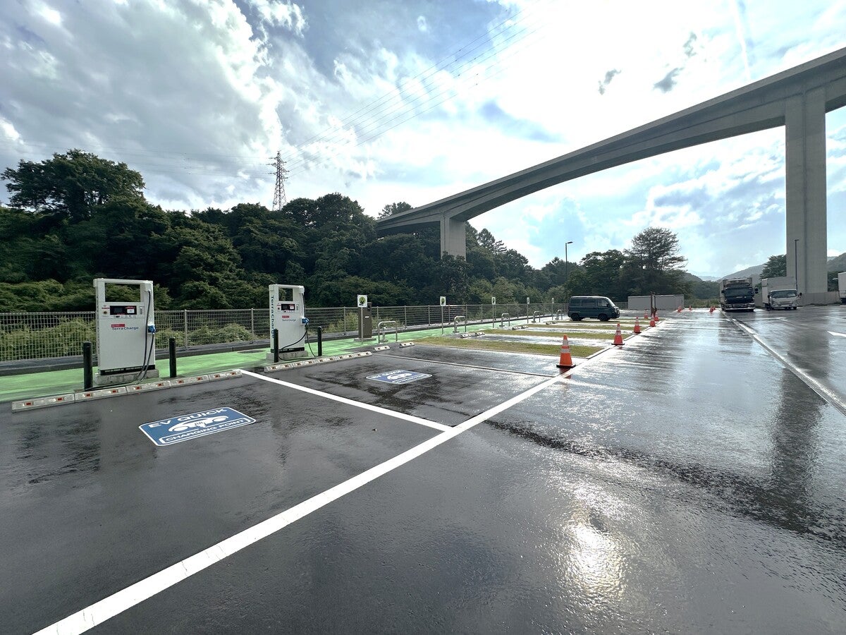 EVステーションと車中泊施設の全景