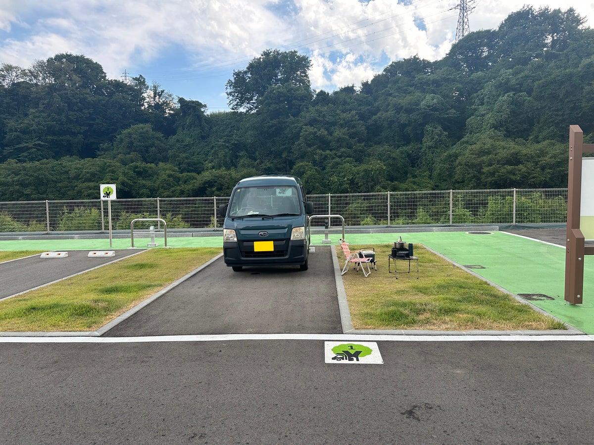 車中泊スペースに駐車している軽バン