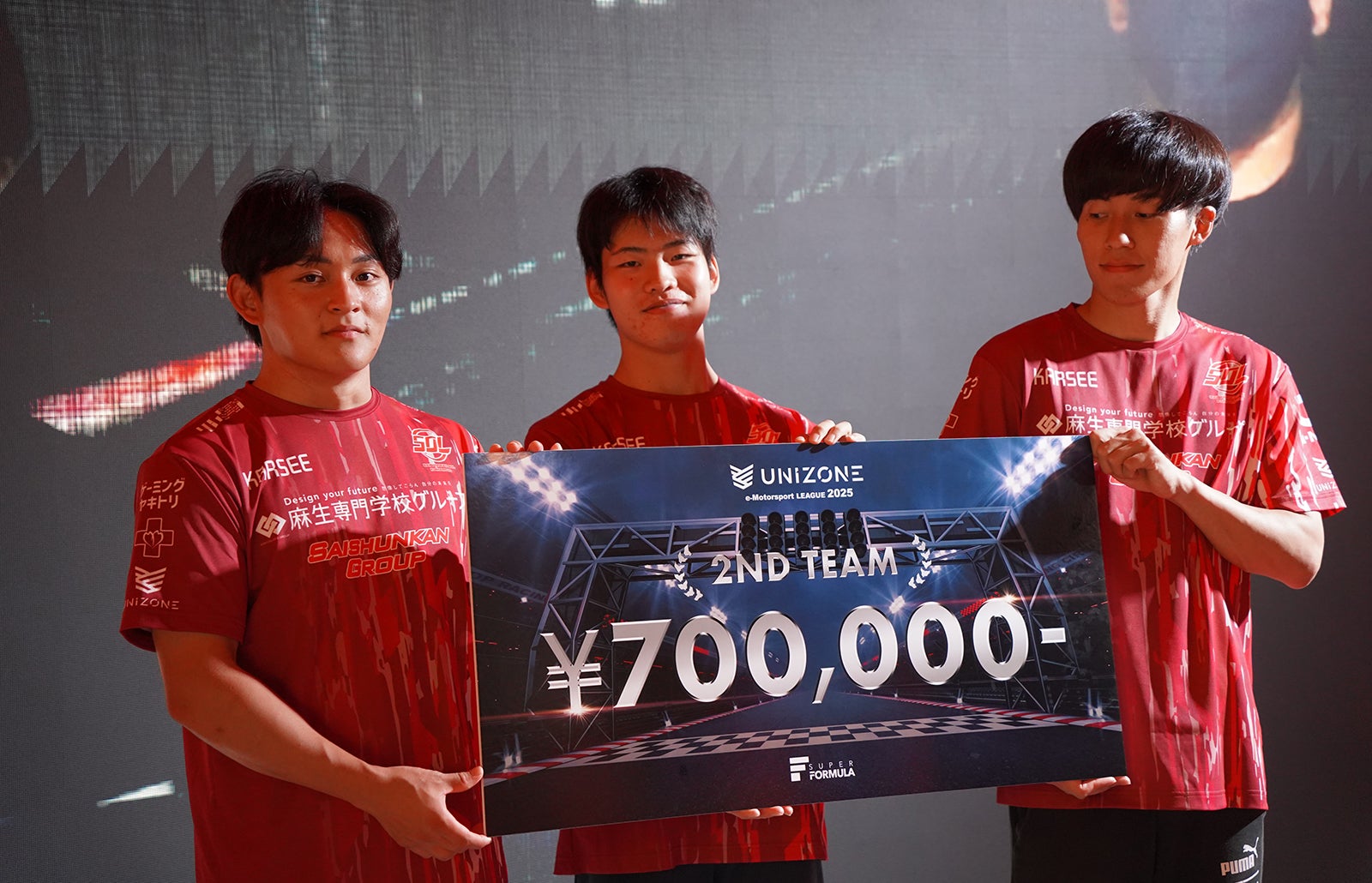 チーム２位に輝いたのはSaishunkan Sol熊本。最終戦の第２レースでは黒沢和真選手（写真中央）が見事な走りでシリーズ初優勝を飾った