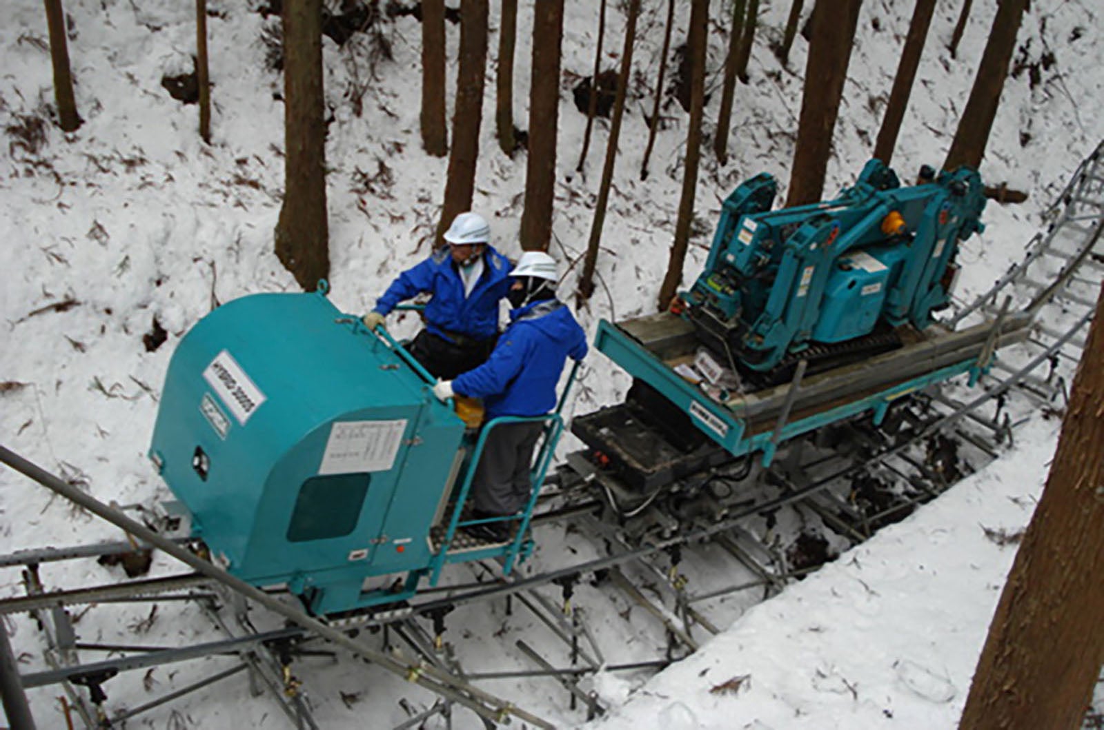 かにクレーンの作業実例（山間部移動）