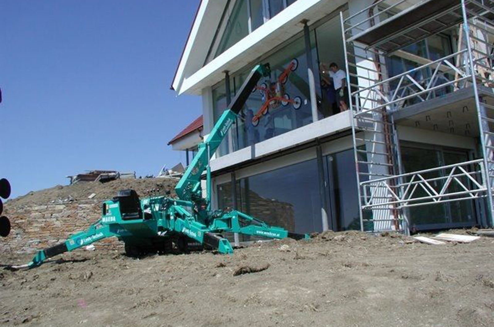 かにクレーンの作業実例（不整地作業）