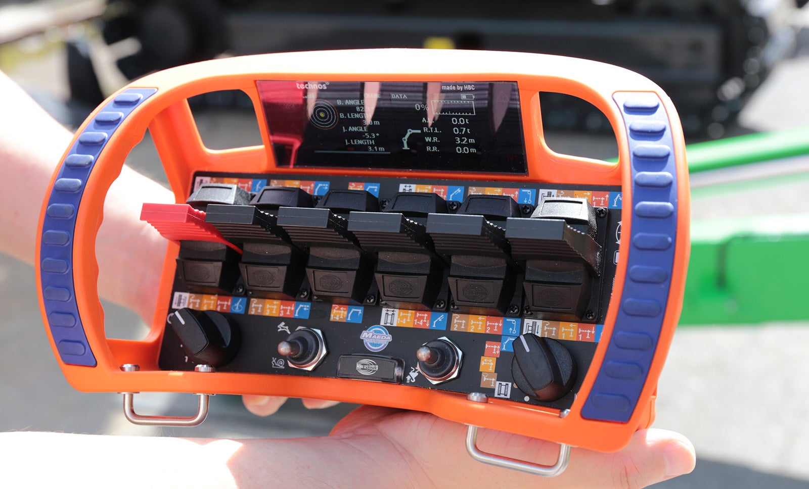 かにクレーンの操作を行うラジコン装置の写真