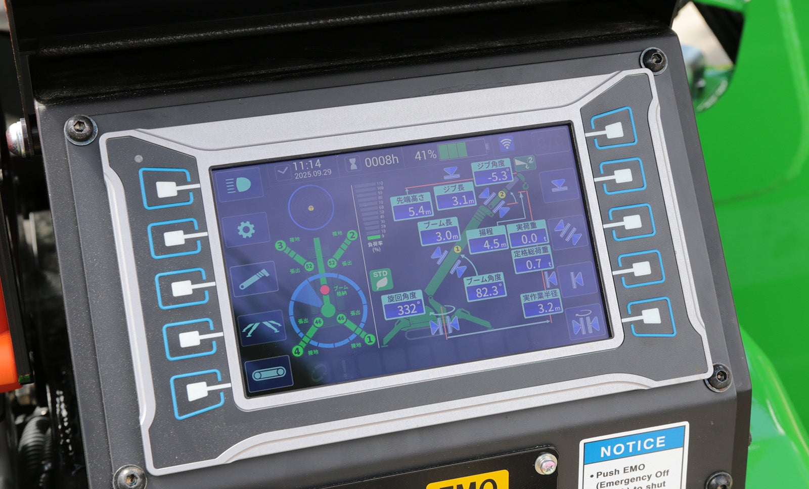 クレーンを操作するモニターパネルの写真