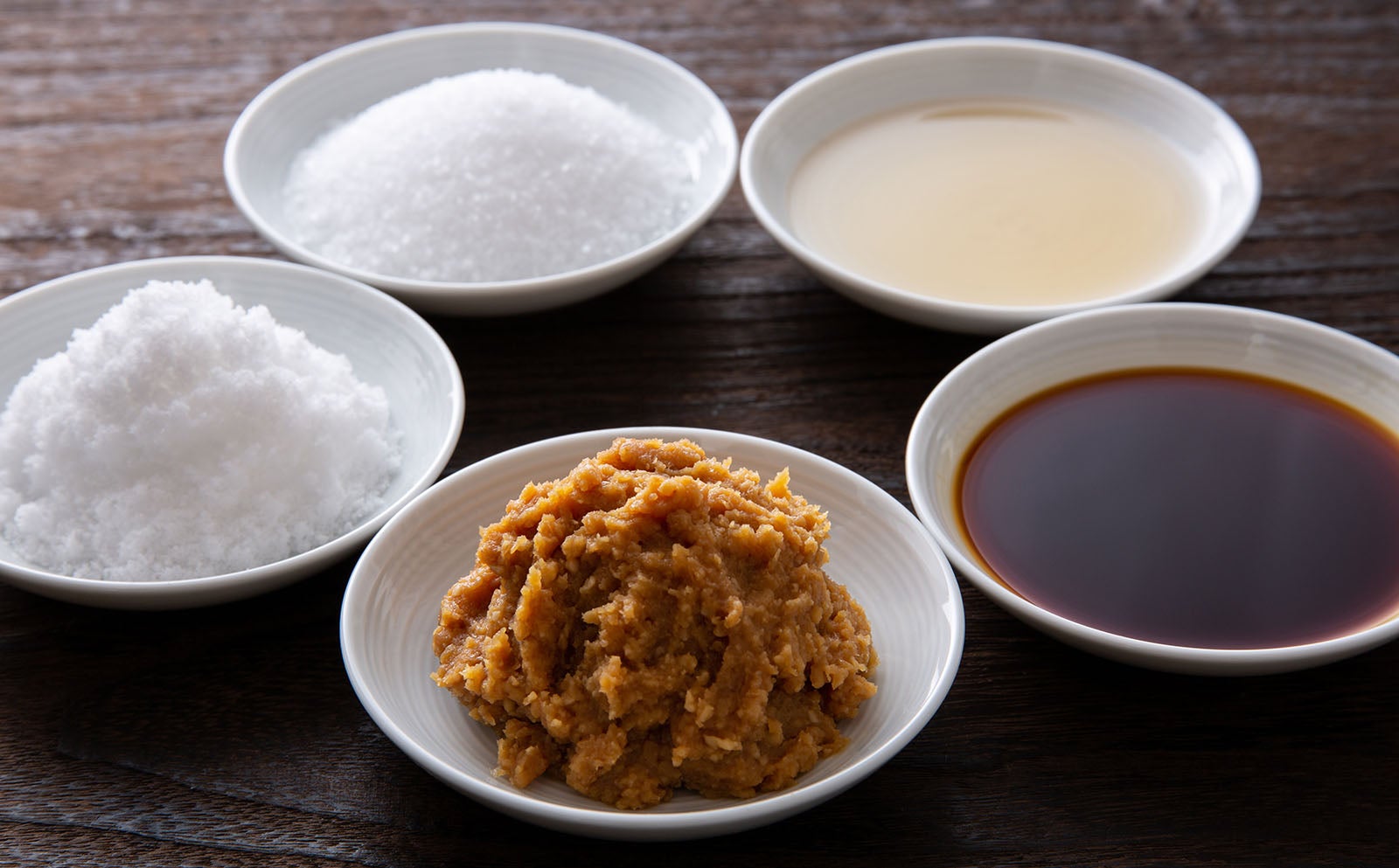 日本の調味料のさしすせそ（砂糖、塩、酢、醤油、味噌）