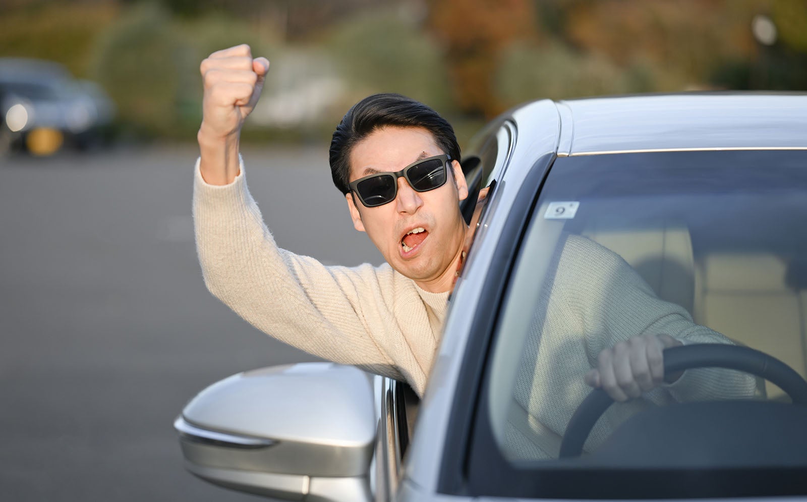 運転中に怒る男性ドライバー