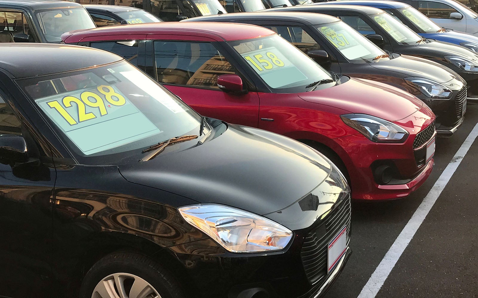 中古車販売の店頭に並ぶ中古車の写真