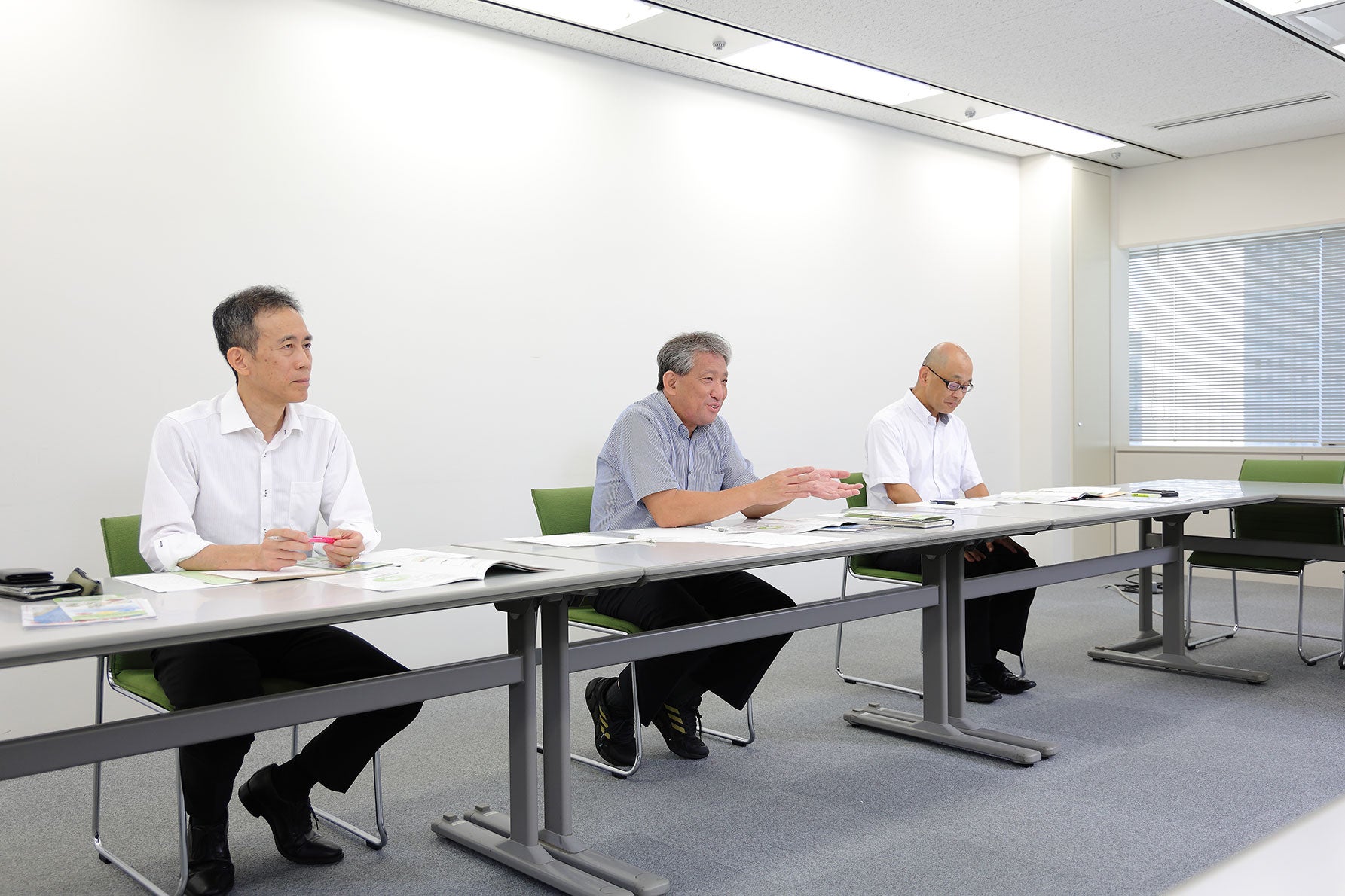 交通事故紛争処理センターの３名が説明する様子