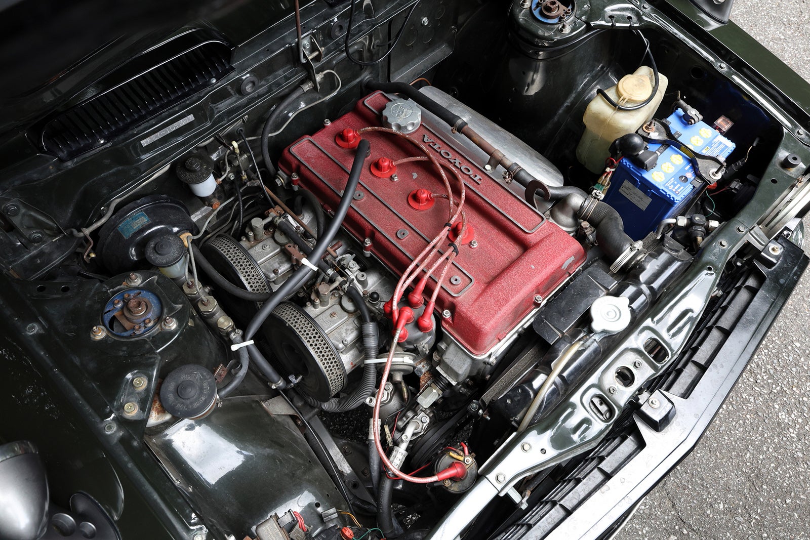 1974年式トヨタ・カローラレビンTE27型のエンジンルーム、2T-G型エンジンは赤いヘッドカバーが付いており、各種エンジン部品も見える