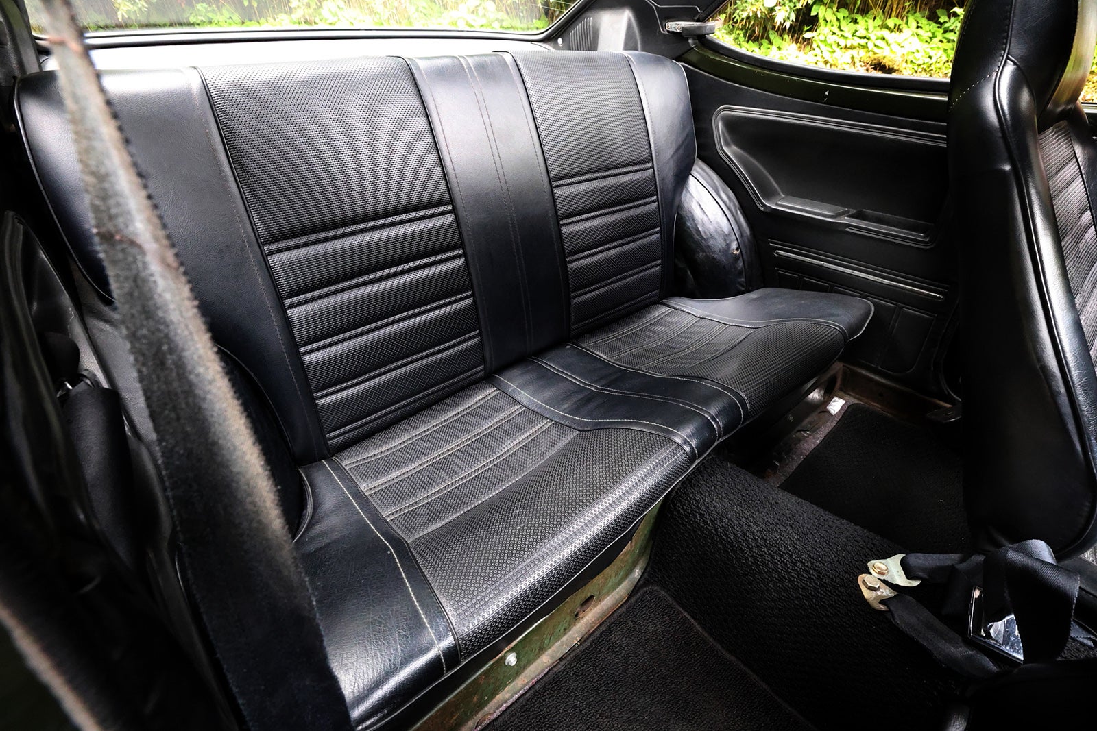 1974年式トヨタ・カローラレビンTE27型の後部座席とレザーシート