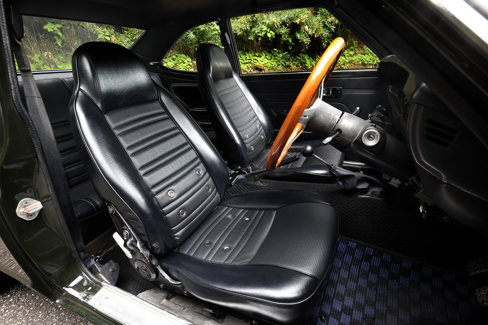 1974年式トヨタ・カローラレビンTE27型の黒いフロントシートとステアリング
