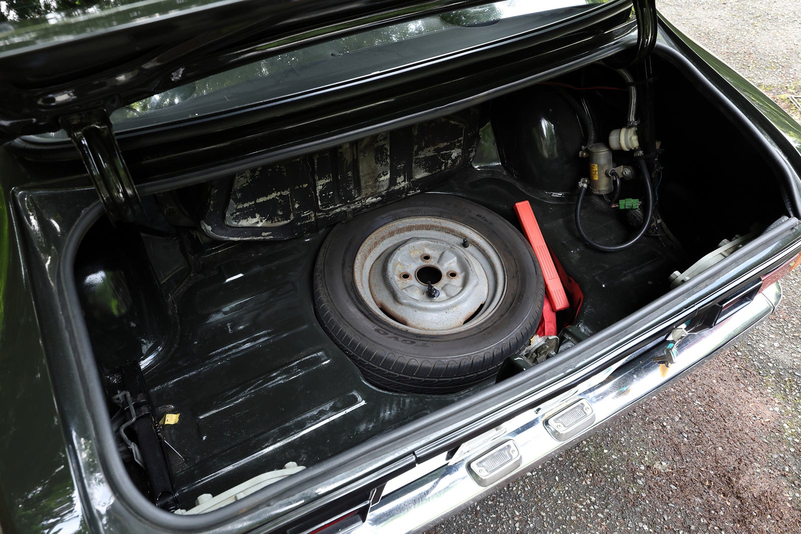 974年式トヨタ・カローラレビンTE27型のトランク内、スペアタイヤと工具が見える