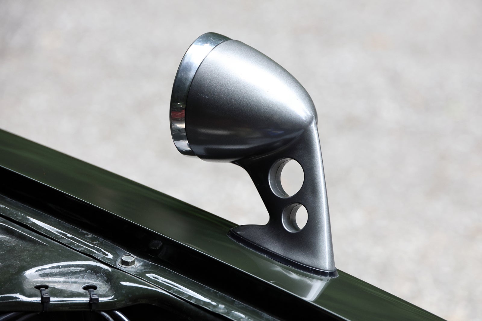 1974年式トヨタ・カローラレビンTE27型のフェンダーミラーのクローズアップ