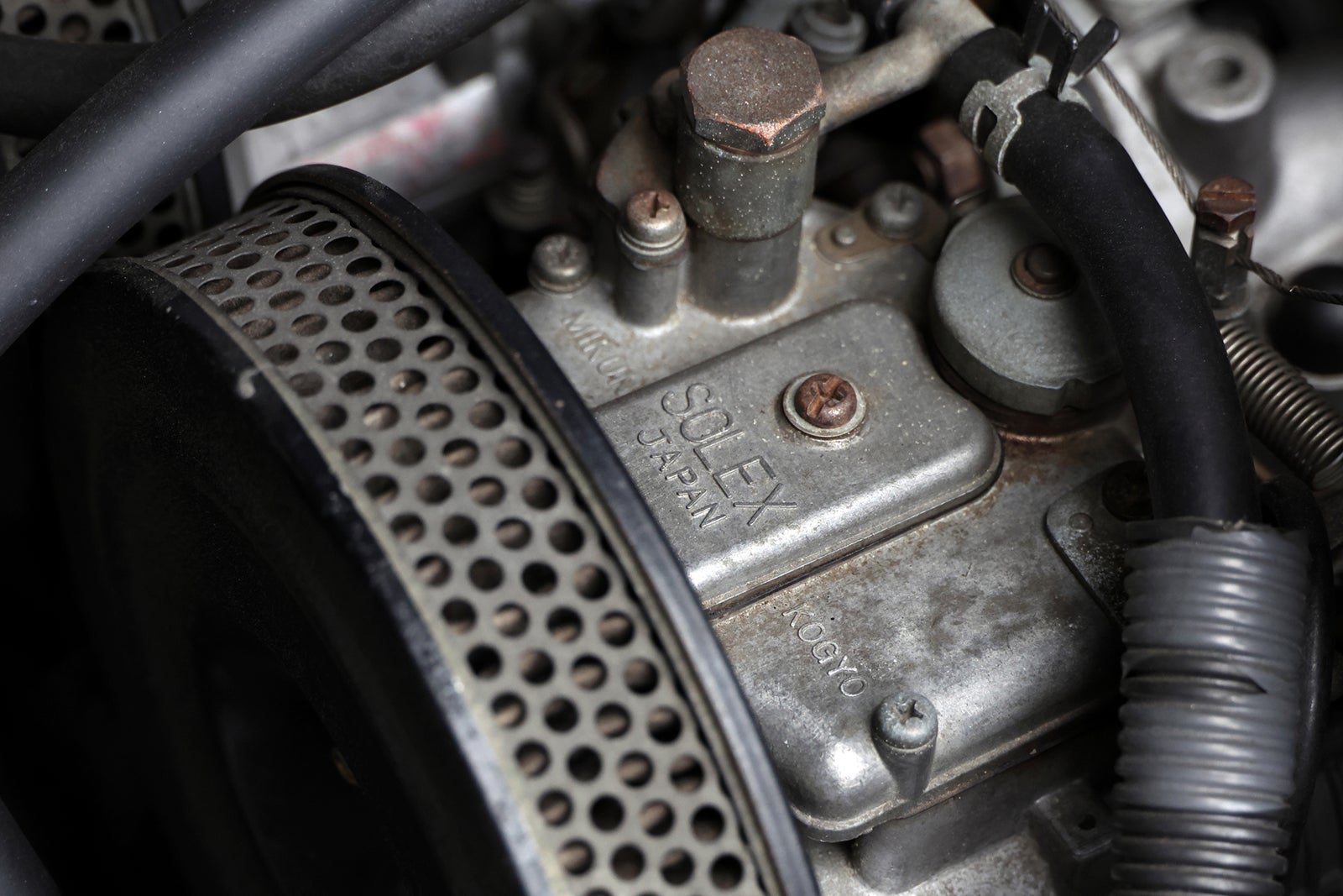 1974年式トヨタ・カローラレビンTE27型のソレックスキャブレターのエンジンルーム内クローズアップ