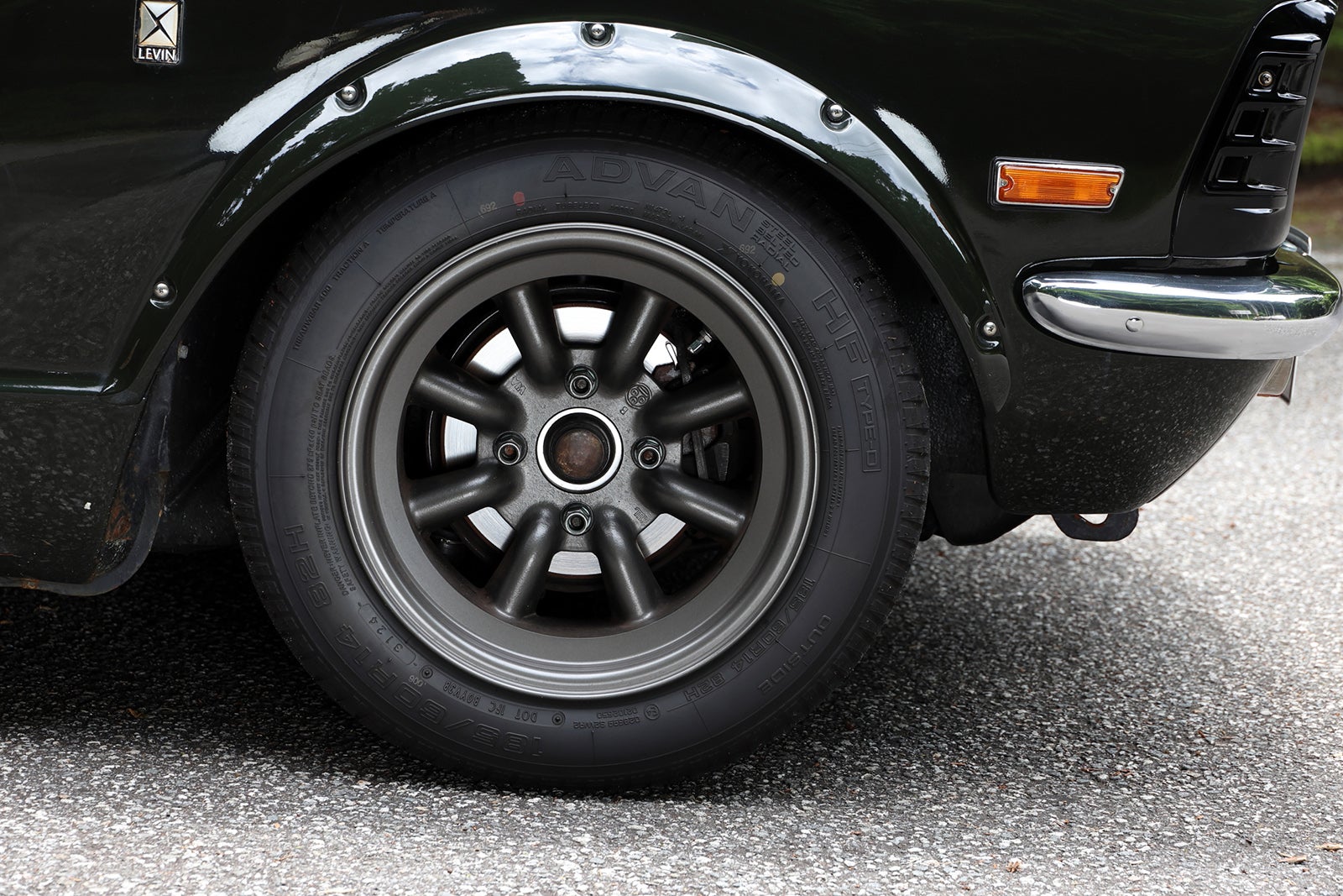 1974年式トヨタ・カローラレビンTE27型のフロントホイールとタイヤのクローズアップ