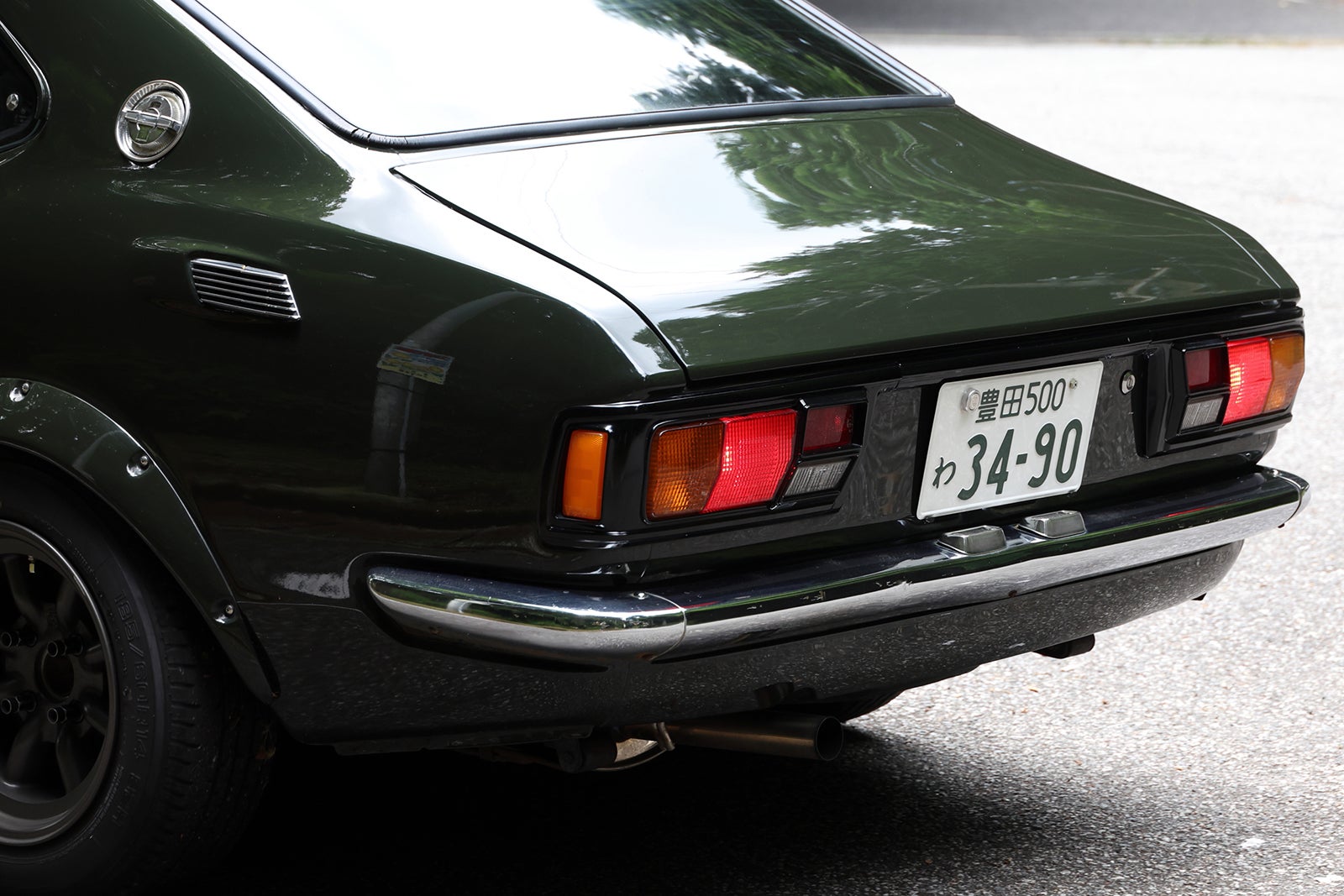 1974年式トヨタ・カローラレビンTE27型のテールランプとリアクォーターパネルの詳細