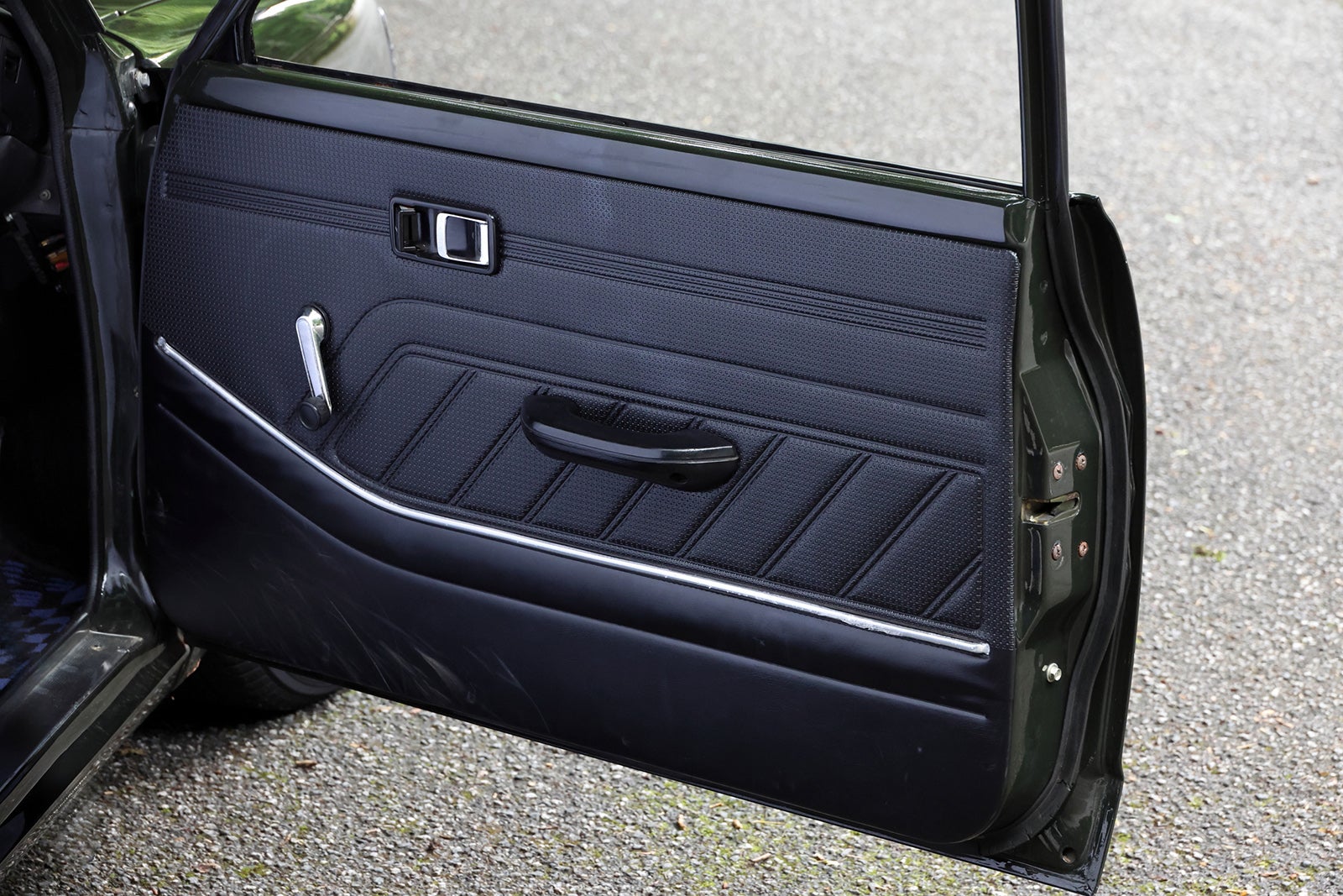 1974年式トヨタ・カローラレビンTE27型の運転席ドアパネルのインテリア詳細