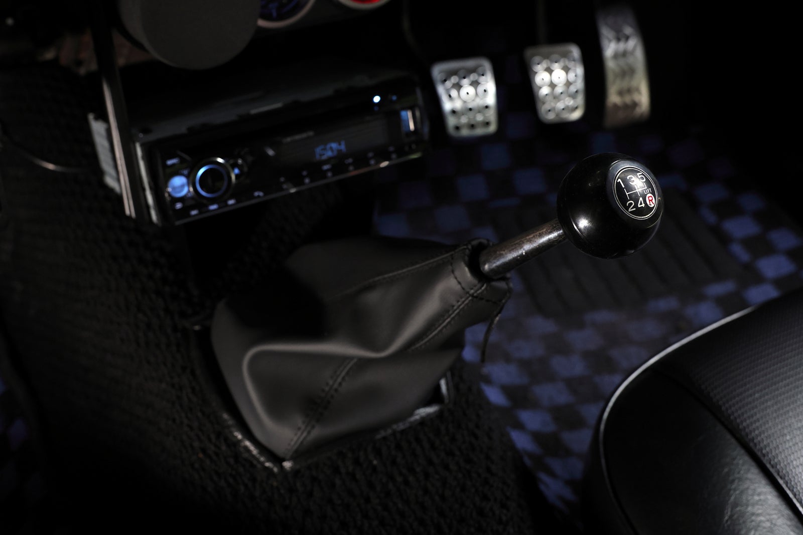 1974年式トヨタ・カローラレビンTE27型のシフトレバーとオーディオシステムのインテリア