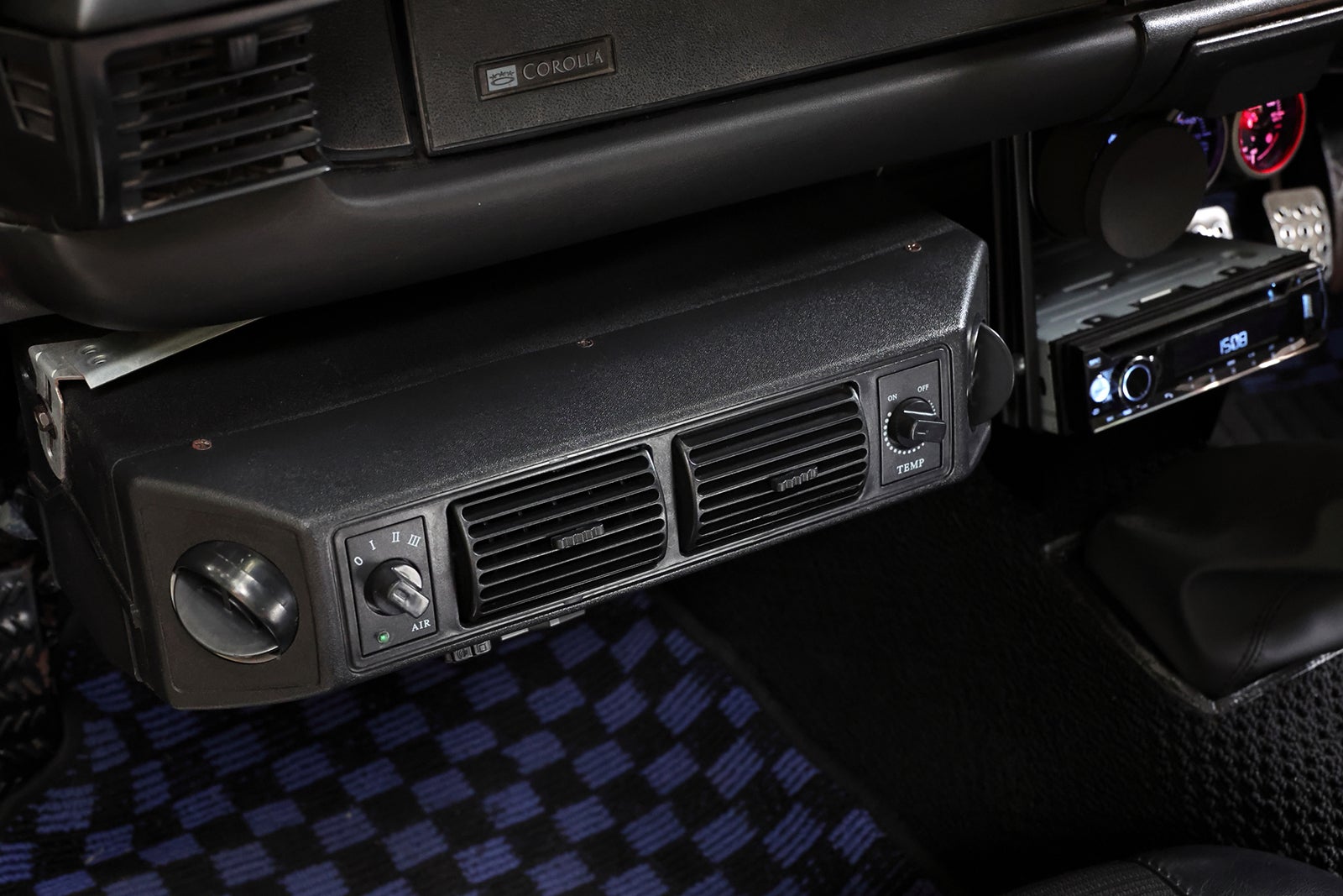 1974年式トヨタ・カローラレビンTE27型の後付けカークーラーと操作パネルの詳細