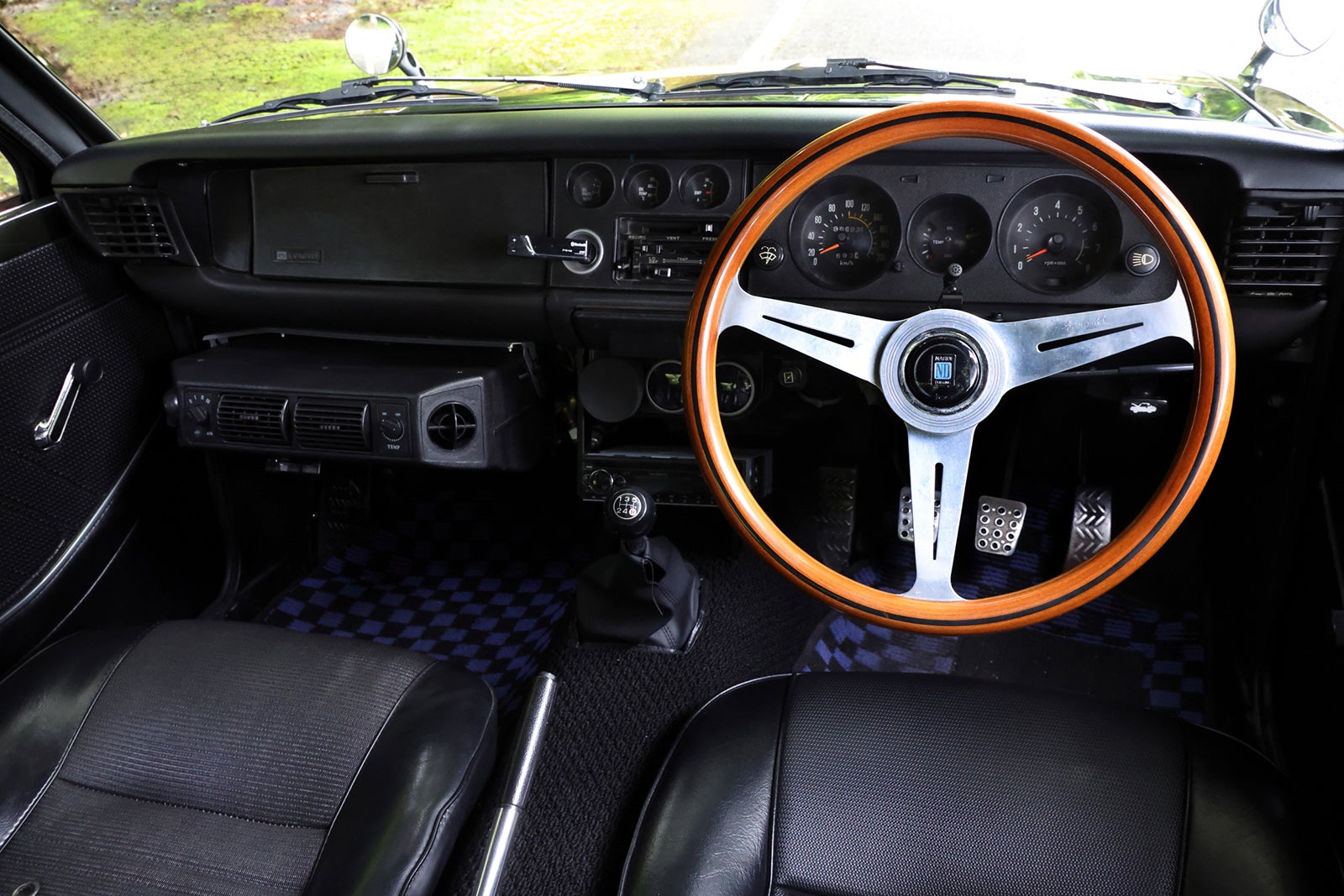 木製ステアリングとクラシックなメーターが並ぶ1974年式トヨタ・カローラレビンTE27型のダッシュボード