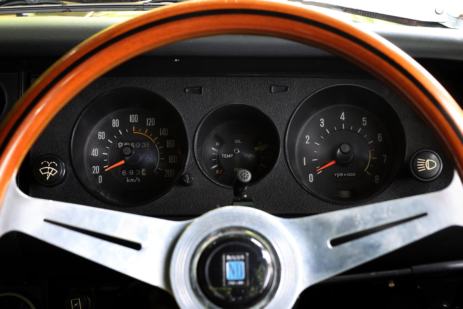 1974年式トヨタ・カローラレビンTE27型のスピードメーターと各種計器のクローズアップ