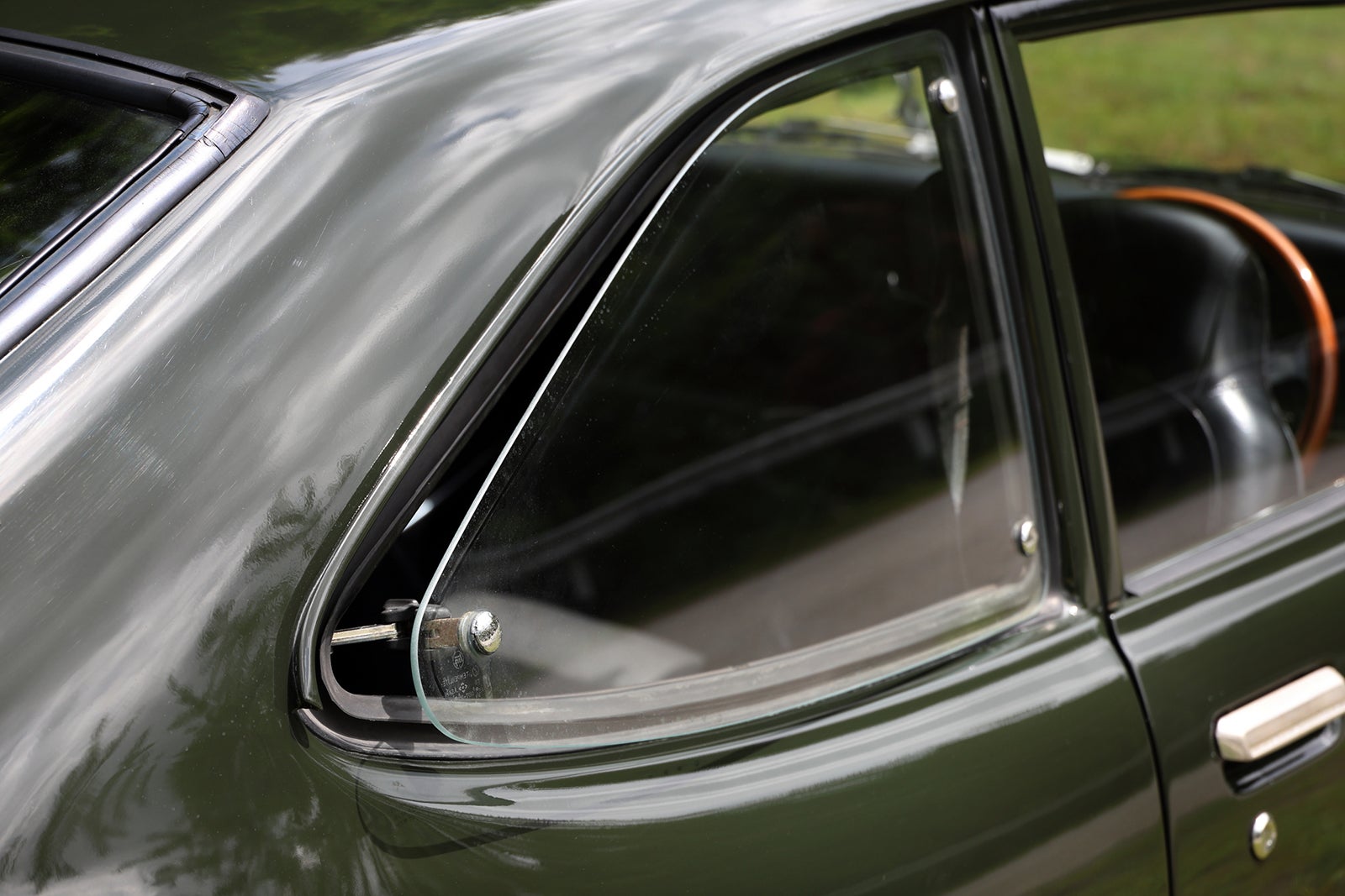 1974年式トヨタ・カローラレビンTE27型のクォーターウィンドウのディテール