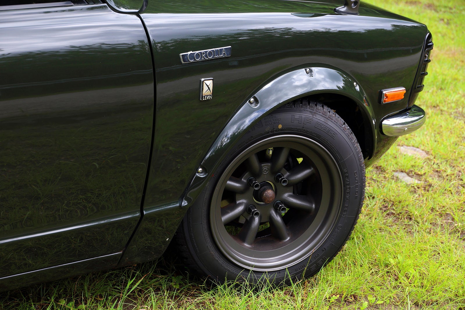 1974年式トヨタ・カローラレビンTE27型モスグリーンのフロント左側ホイールとフェンダーのディテール。クラシックカー、旧車、Vintage club by KINTOレンタル車両の特徴を強調
