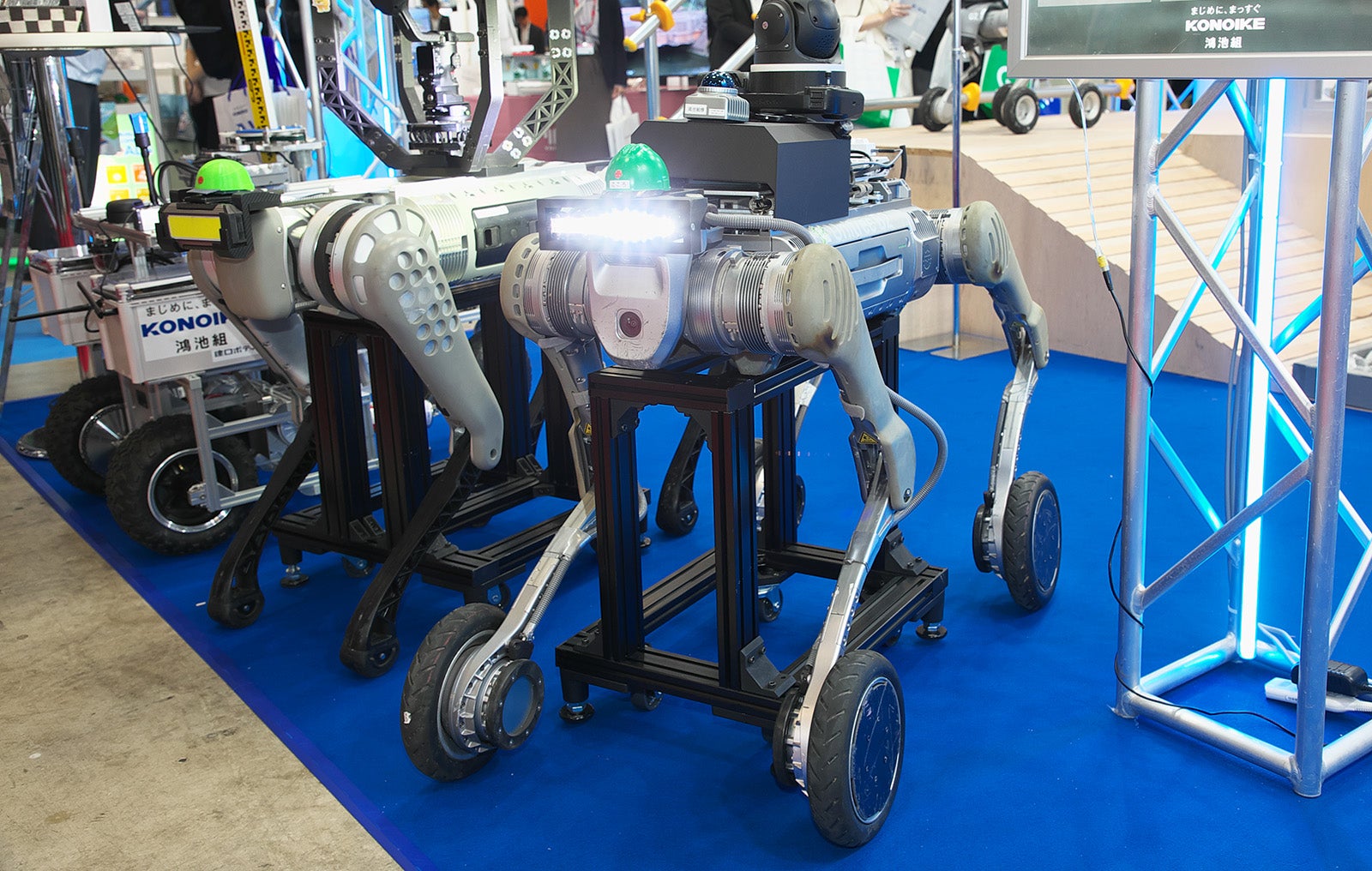 鴻池組が展示していたトンネル内を点検するロボット