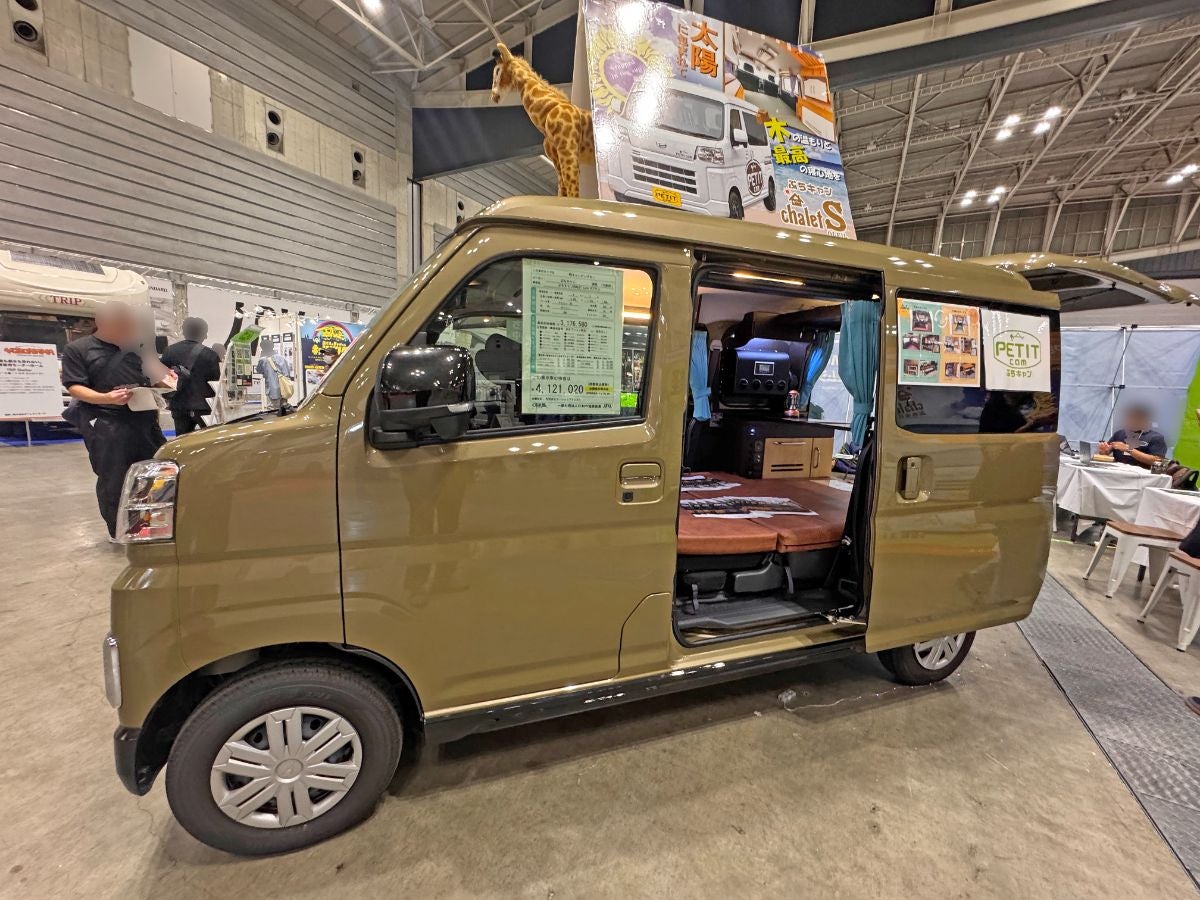 狭い場所でも出入りしやすいスライドドア