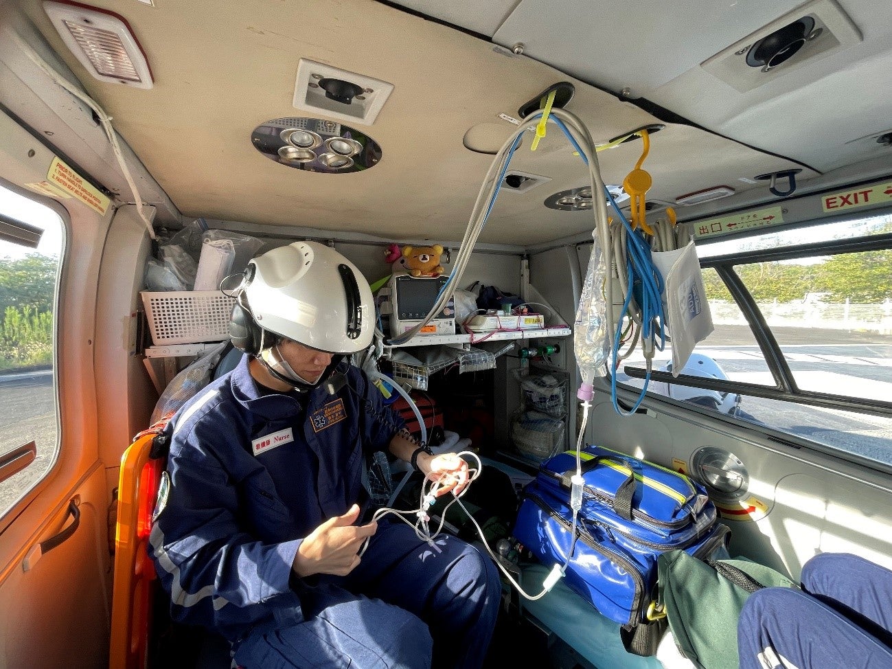 ドクターヘリ内で作業する様子