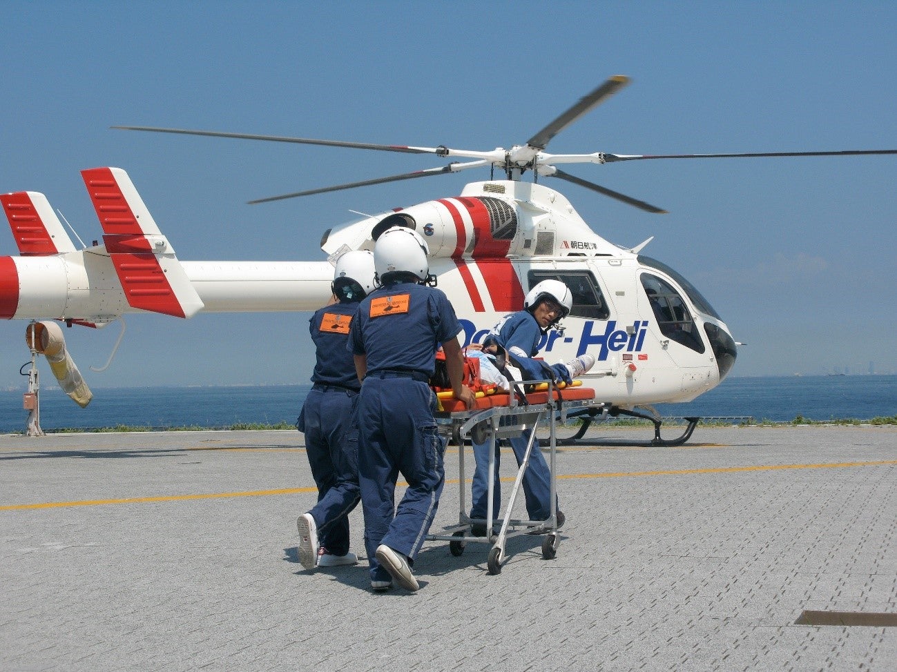 患者をドクターヘリへ搬送