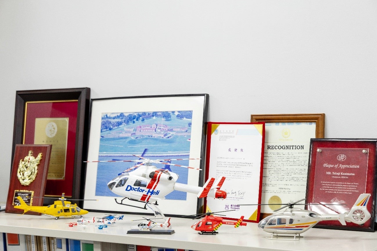 ドクターヘリの模型と数々の賞状