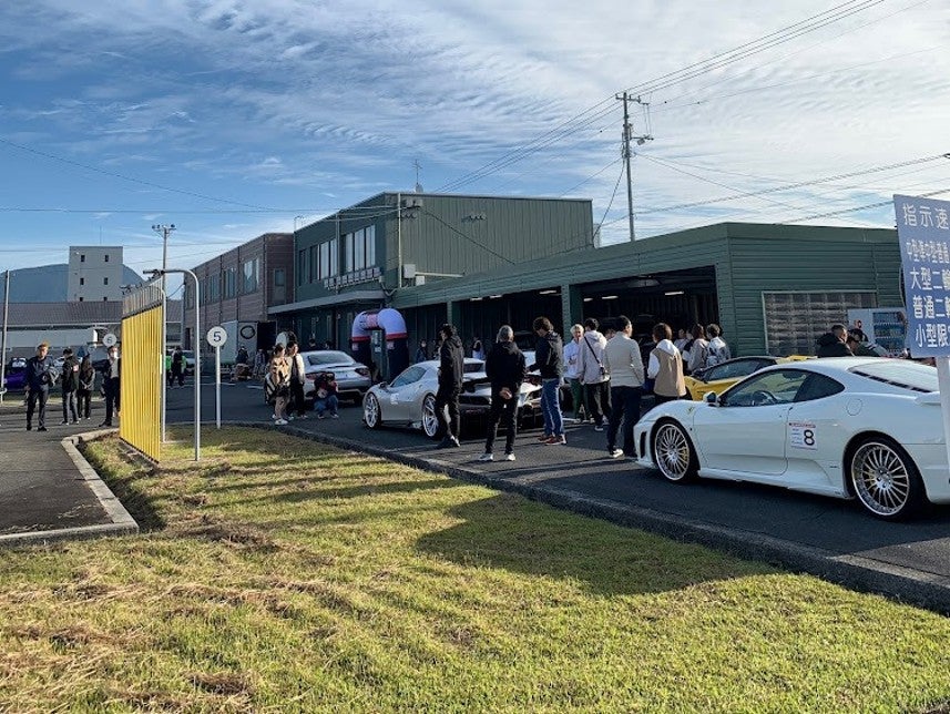 スタート地点の高瀬自動車学校・2024年の様子(写真＝2025三豊ドリームカーフェスタ実行委員会)
