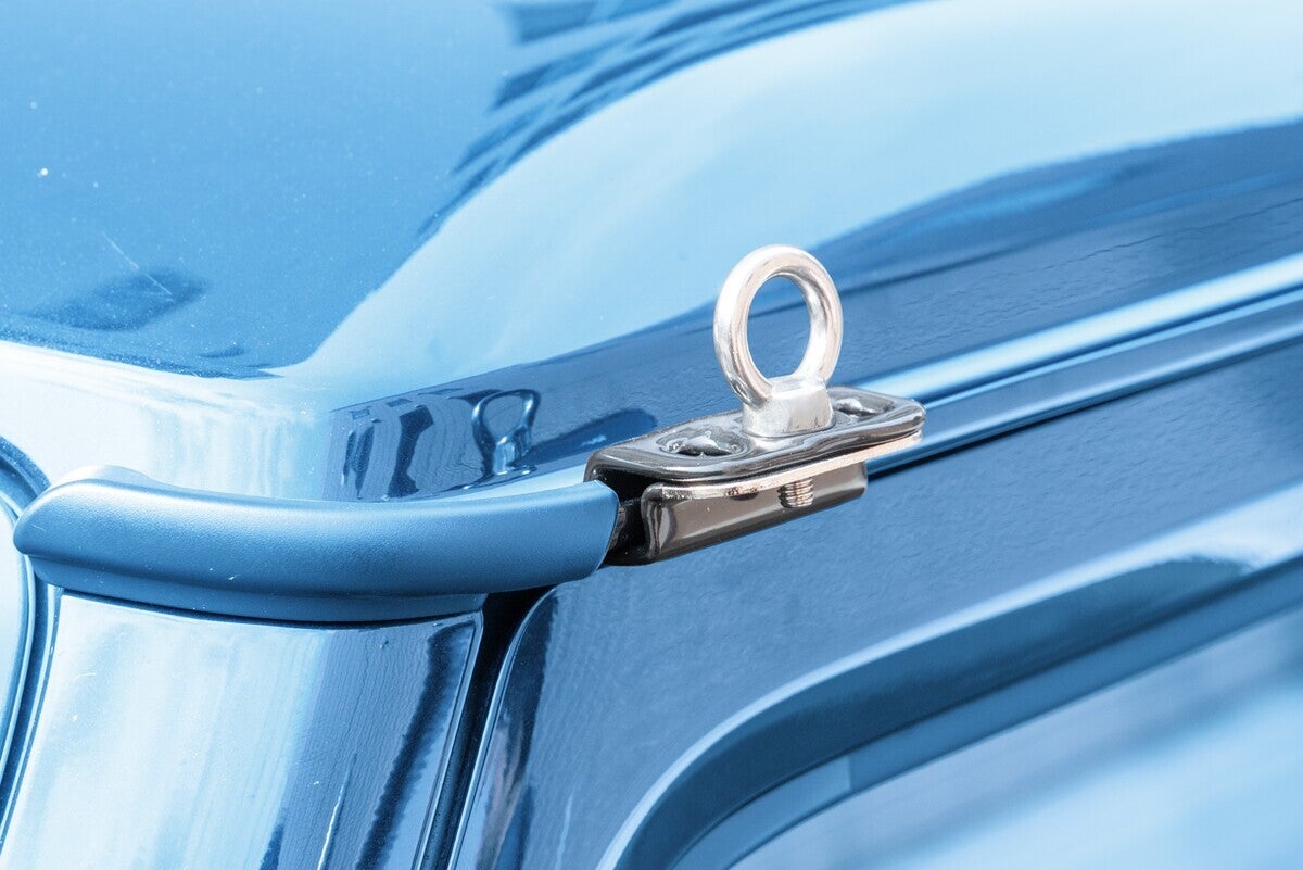 クルマのレインガーダーに取り付けたジョイント金具