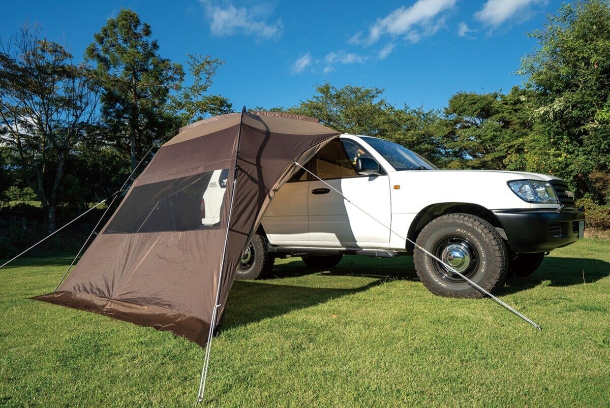 カーサイドタープを装着したSUV