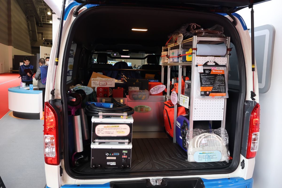 救援に使用する資機材を載せた災害支援車の室内