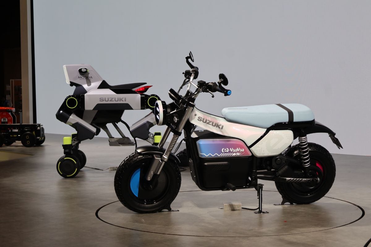BEVバイク「e-VanVan」も世界初公開。奥は次世代四脚モビリティのMOQBA