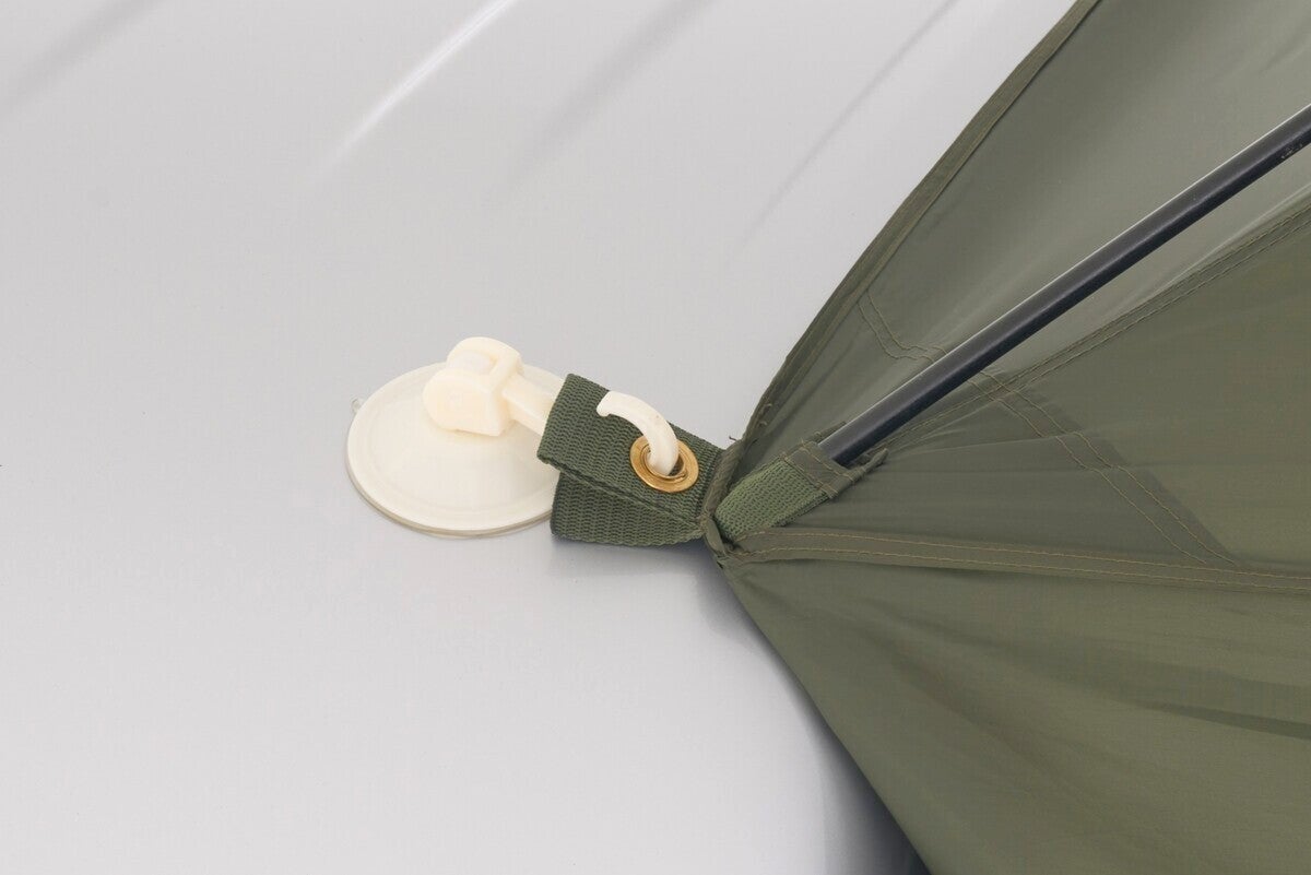 クルマの屋根に吸盤でタープを装着