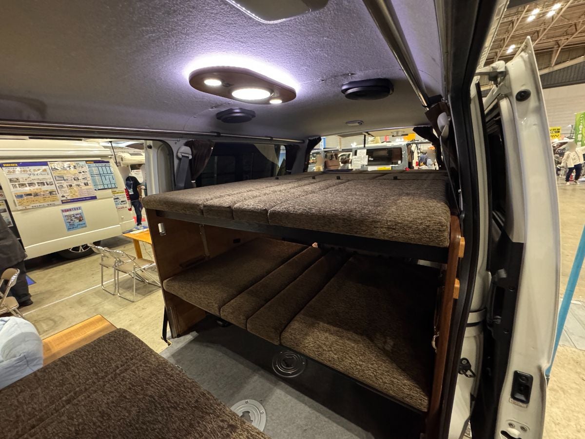 ベッドマットは比較的軽めで扱いやすい設計