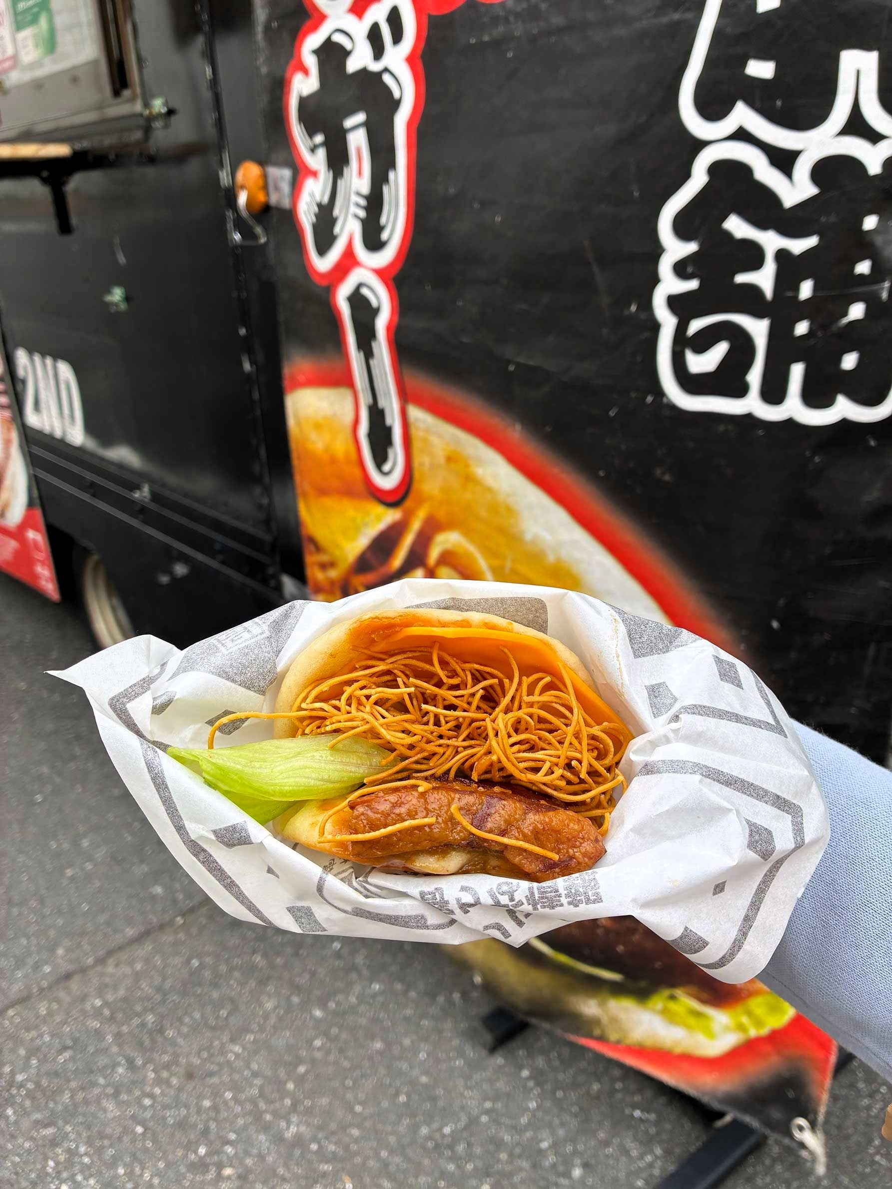 三代目岩崎本舗の長崎角煮バーガー