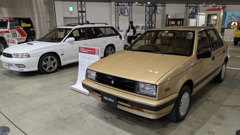 スバル LEGACY ツーリングワゴン(左)いすゞ FFジェミニ(右)