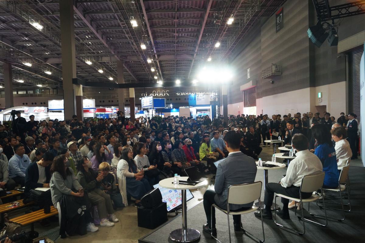 トークショーは、立ち見が出るほどの来場者を集めた