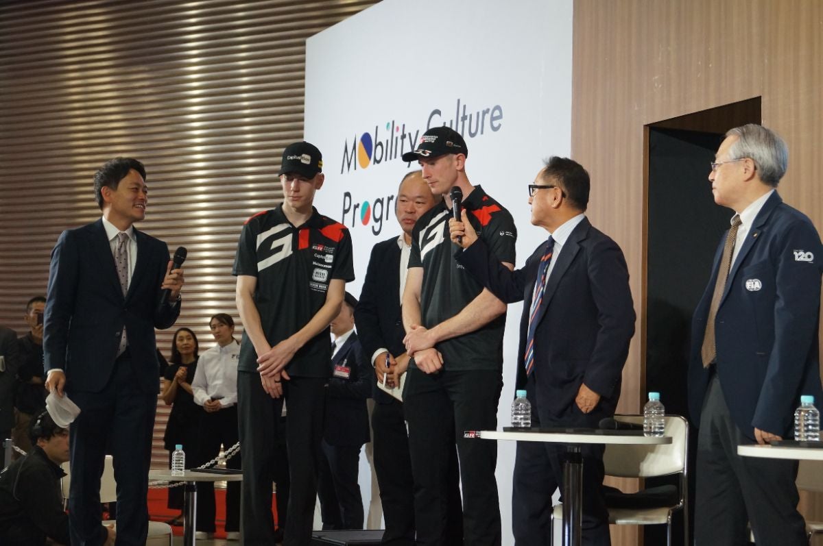 トークショーにはサプライズゲストとしてTOYOTA GAZOO Racing WRTのエルフィン・エバンス選手とサミ・パヤリ選手が登壇した