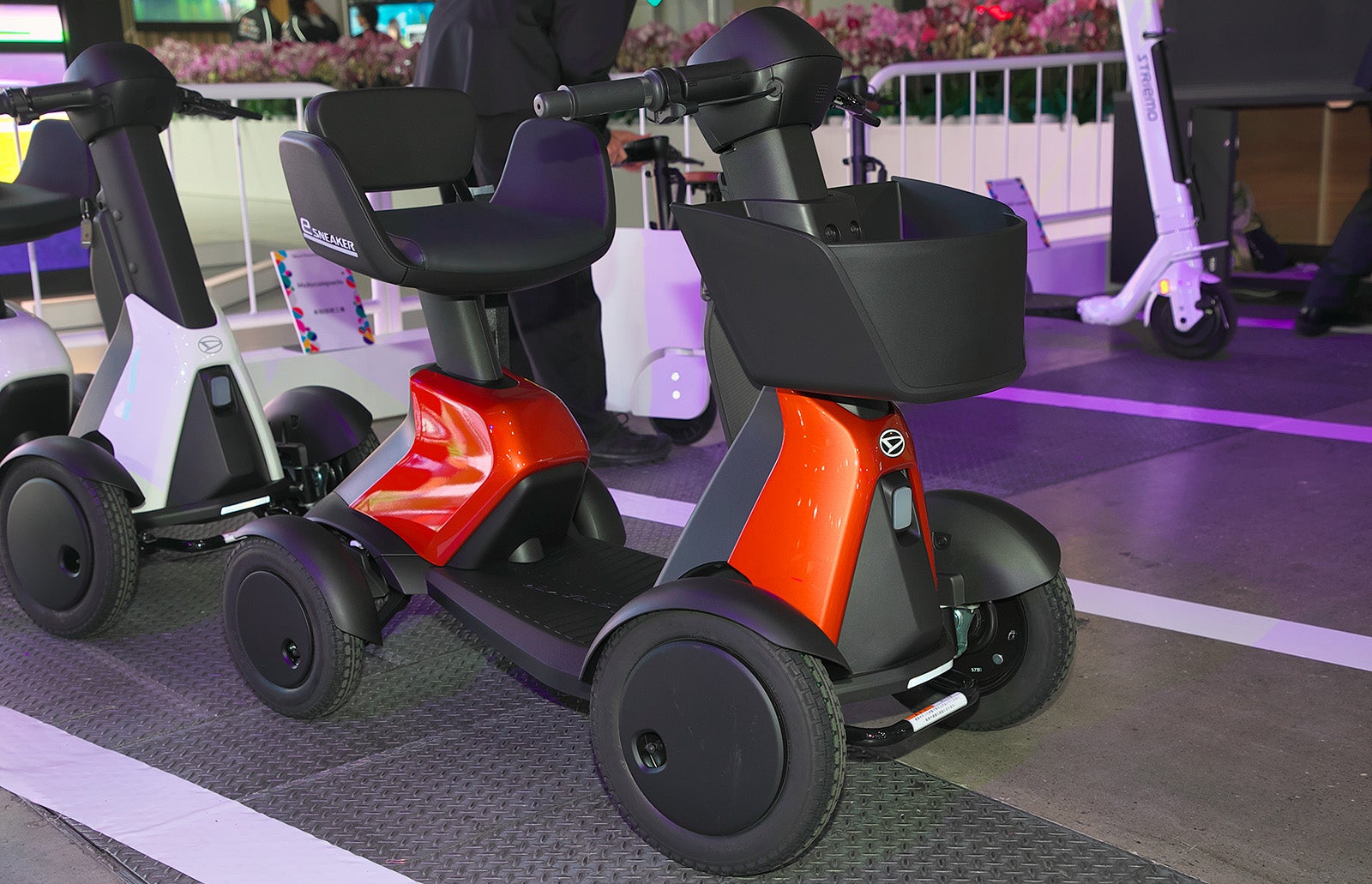 移動用小型車「ダイハツe-SNEAKER」のフロントスタイル写真