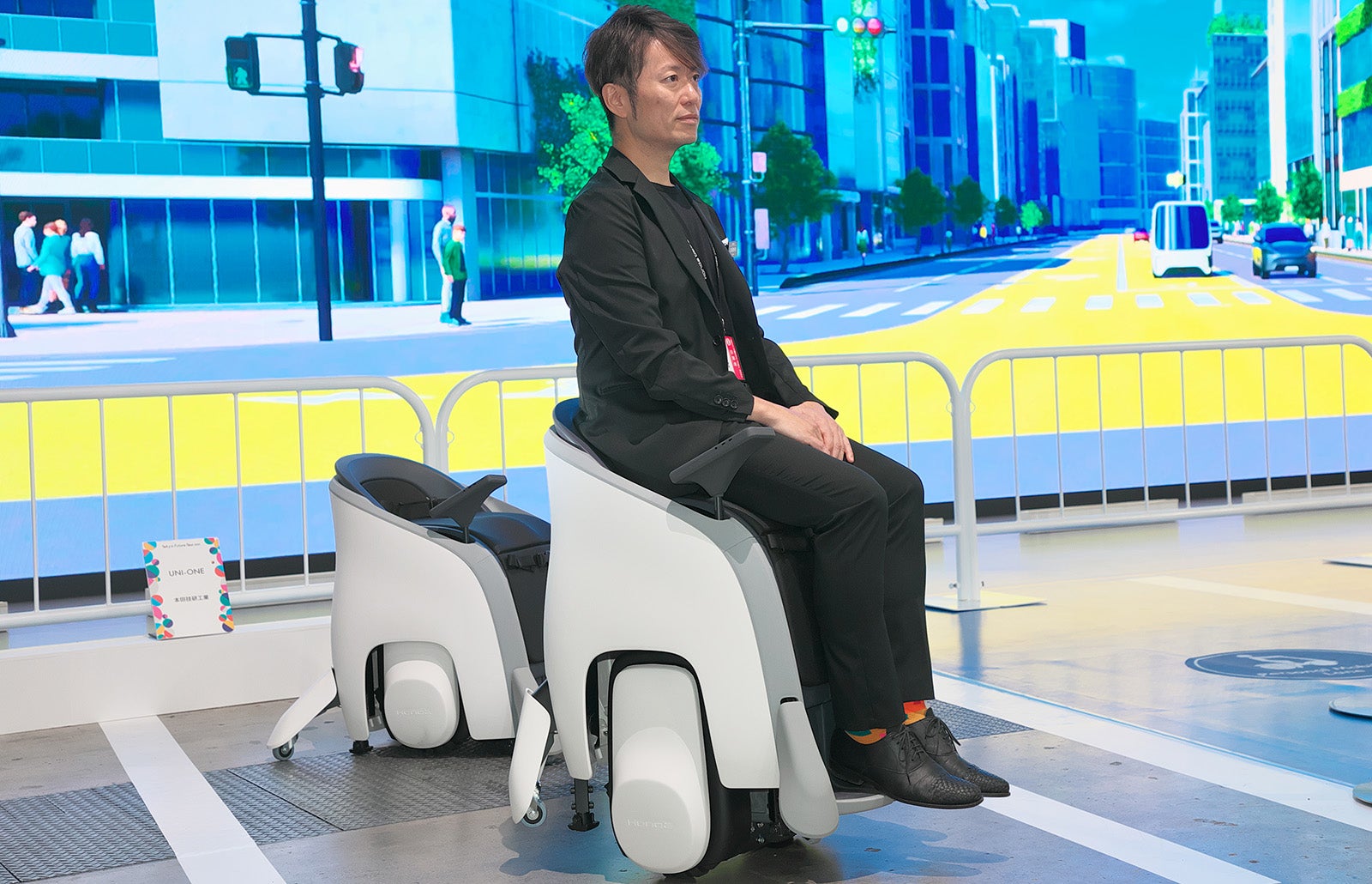 「ホンダUNI-ONE」に乗車している写真