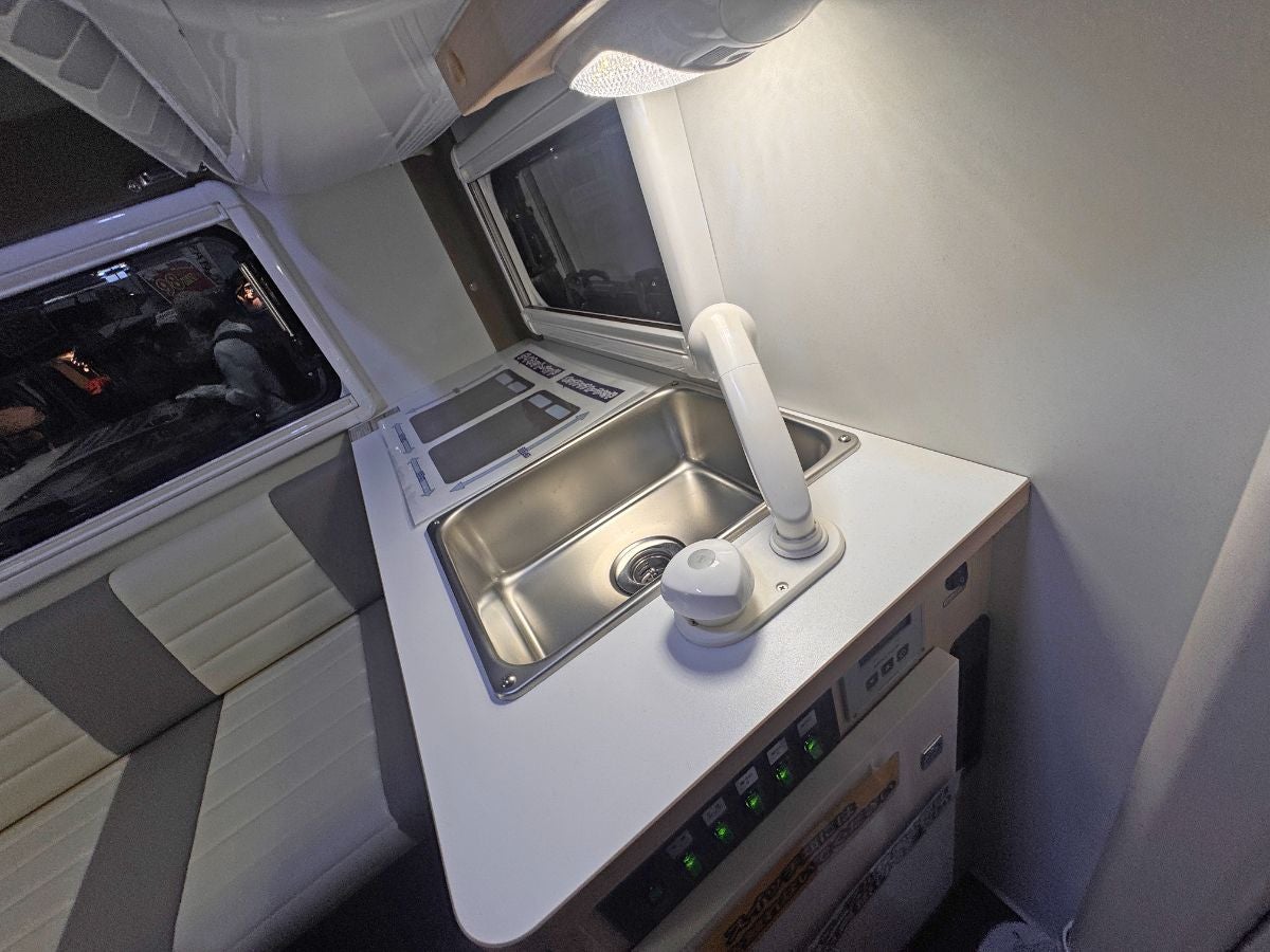 キャブコンタイプに装備された広めのシンクと調理台