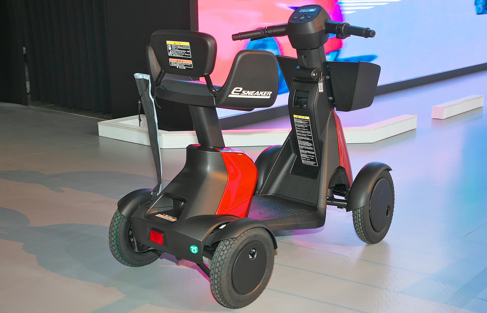 移動用小型車「ダイハツe-SNEAKER」のリアスタイル写真