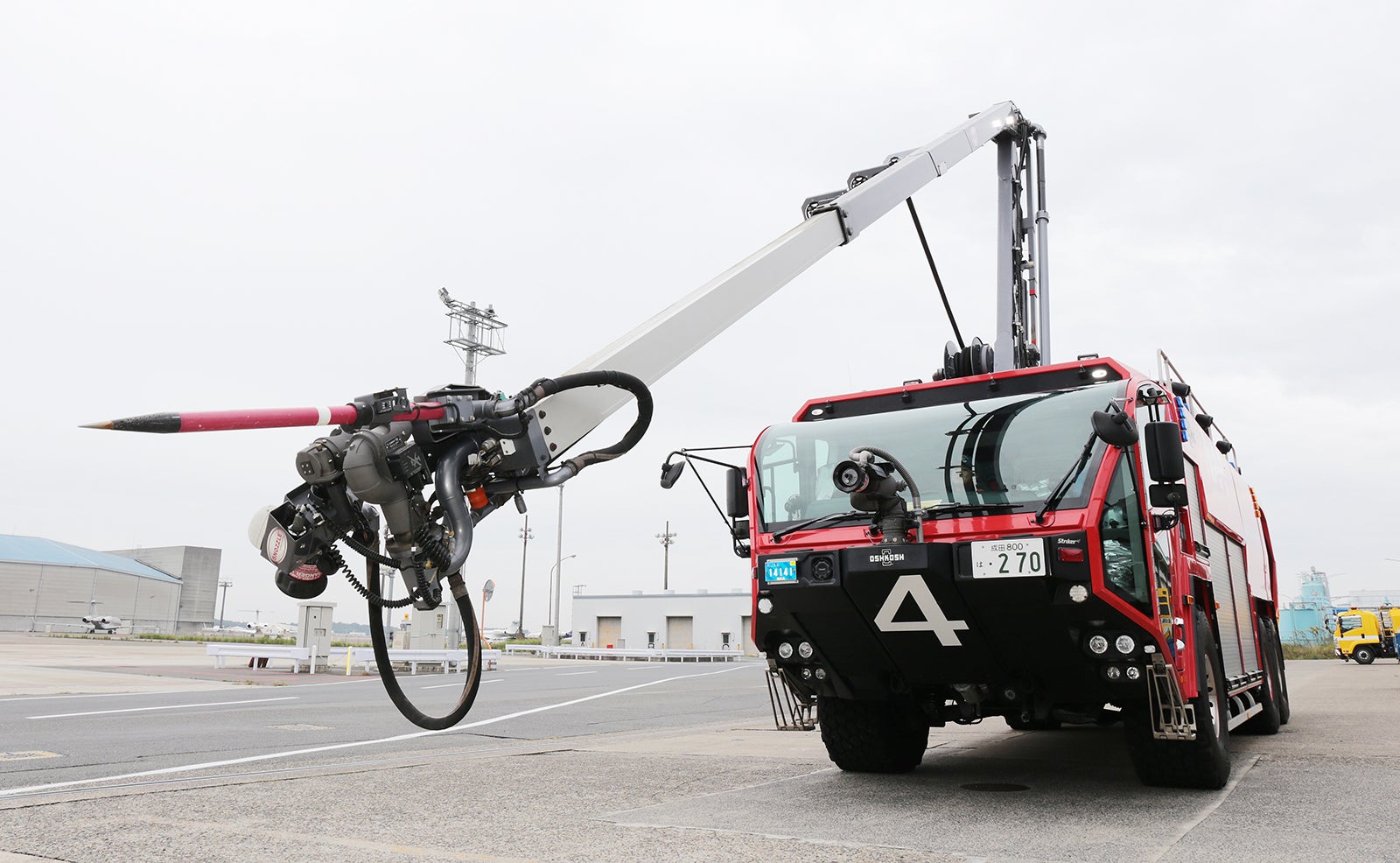 穿孔（せんこう）ノズルをセットした化学消防車