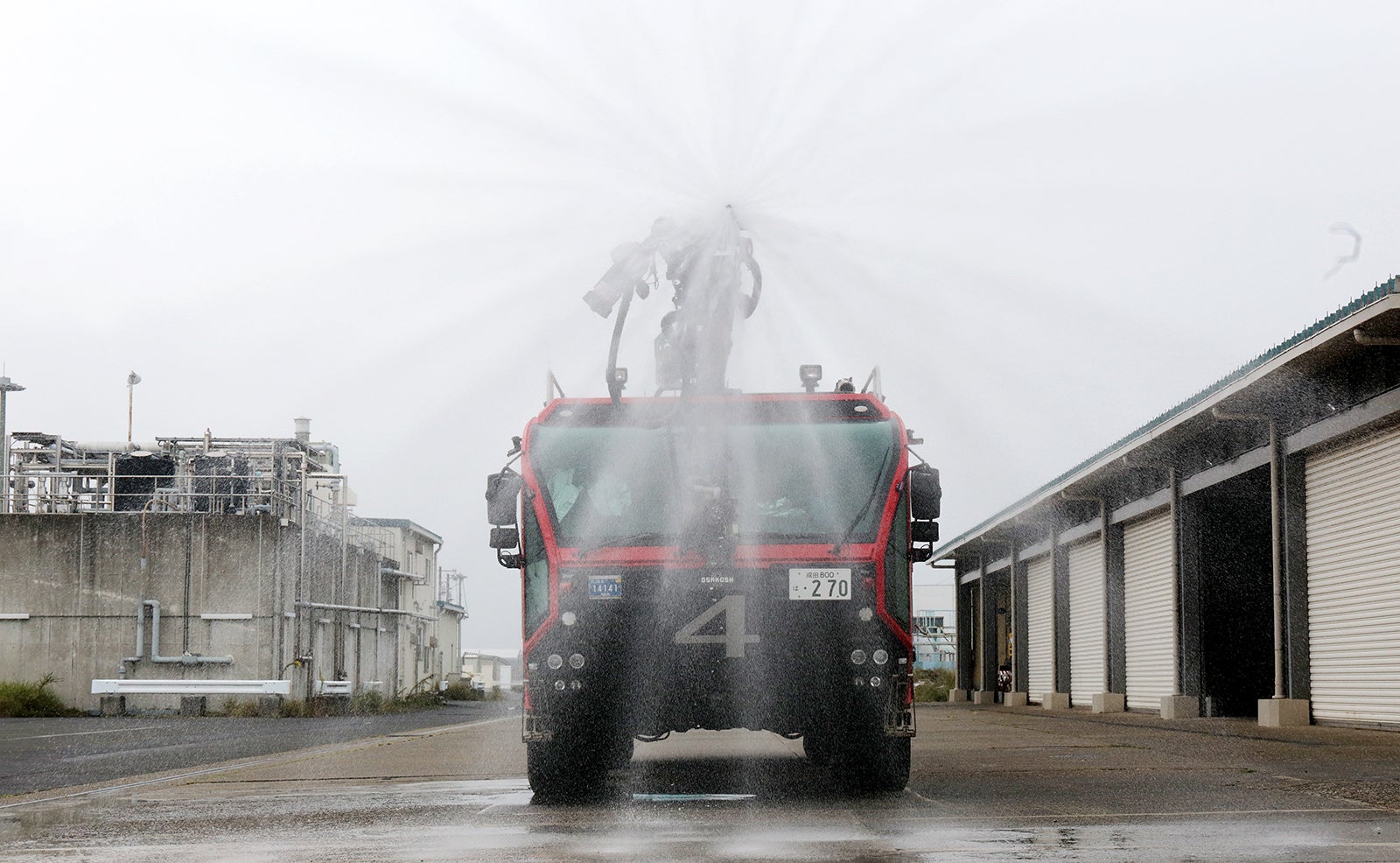 穿孔ノズルから放水している写真。ノズル先端からは毎分950Lの放射が可能だ