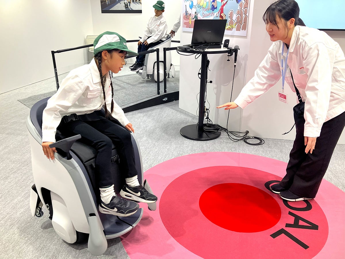ホンダのパーソナルモビリティ試乗体験（テストドライバーの仕事）をする子どもの様子
