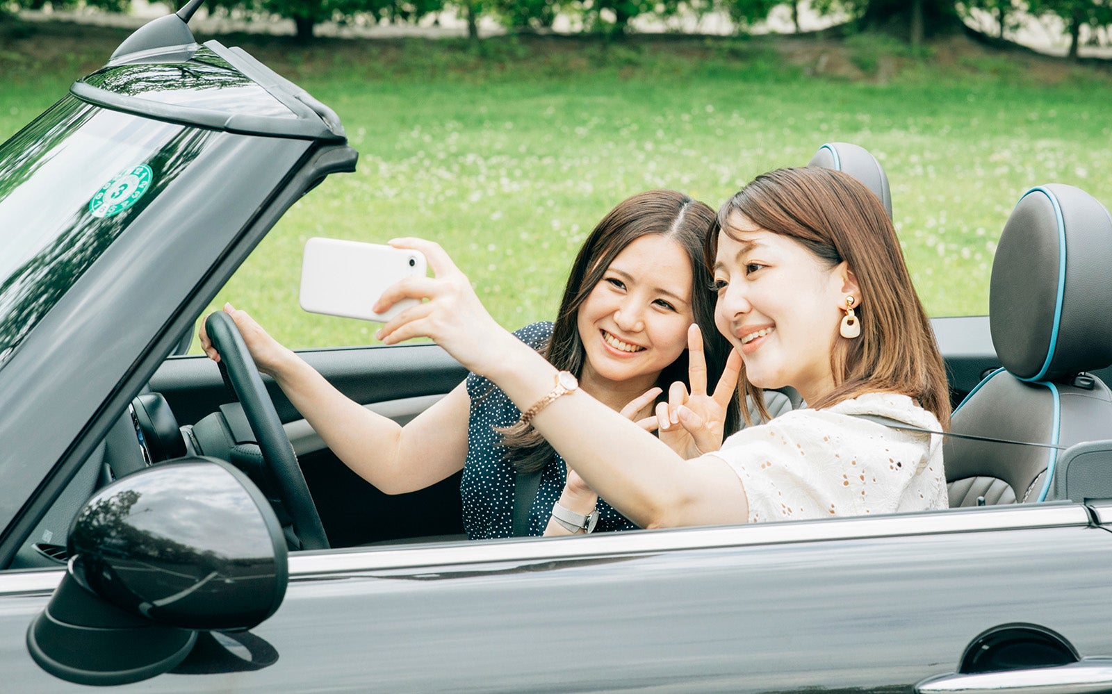 ドライブの途中で写真撮影を楽しむ女性たち